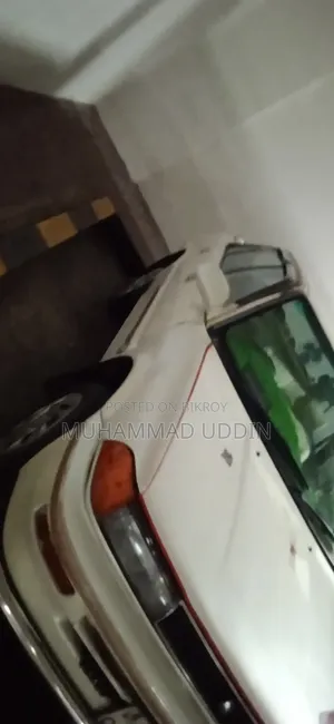 টয়োটা করোলা ১৯৯০ সাদা