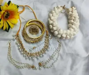 কুন্দুন সেট টানা সহ 
গাজরা চুরি
গাজরা আংটি 
গাজরা