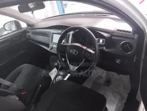Toyota Corolla Fielder 1.5 Hybrid FWD 2021 White