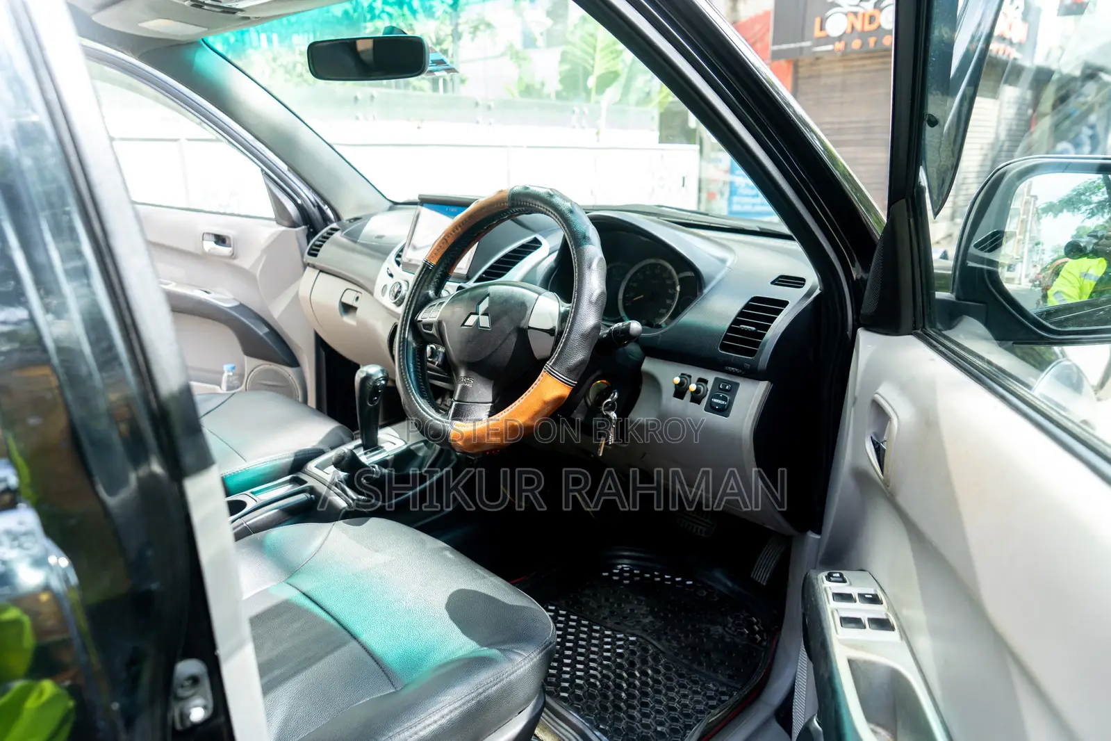 মিতসুবিশি এল২০০ ২০১০ কালো ফোর হুইল ড্রাইভ
