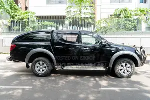 মিতসুবিশি এল২০০ ২০১০ কালো ফোর হুইল ড্রাইভ