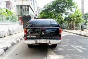 মিতসুবিশি এল২০০ ২০১০ কালো ফোর হুইল ড্রাইভ