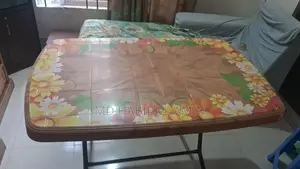 প্লাস্টিকের ফোল্ডিং ডাইনিং/রিডিং টেবিল ফ্লোরাল ডিজাইন