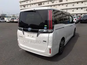 Toyota Esquire 1.8 FWD Hybrid (7 seater) 2020 Pearl