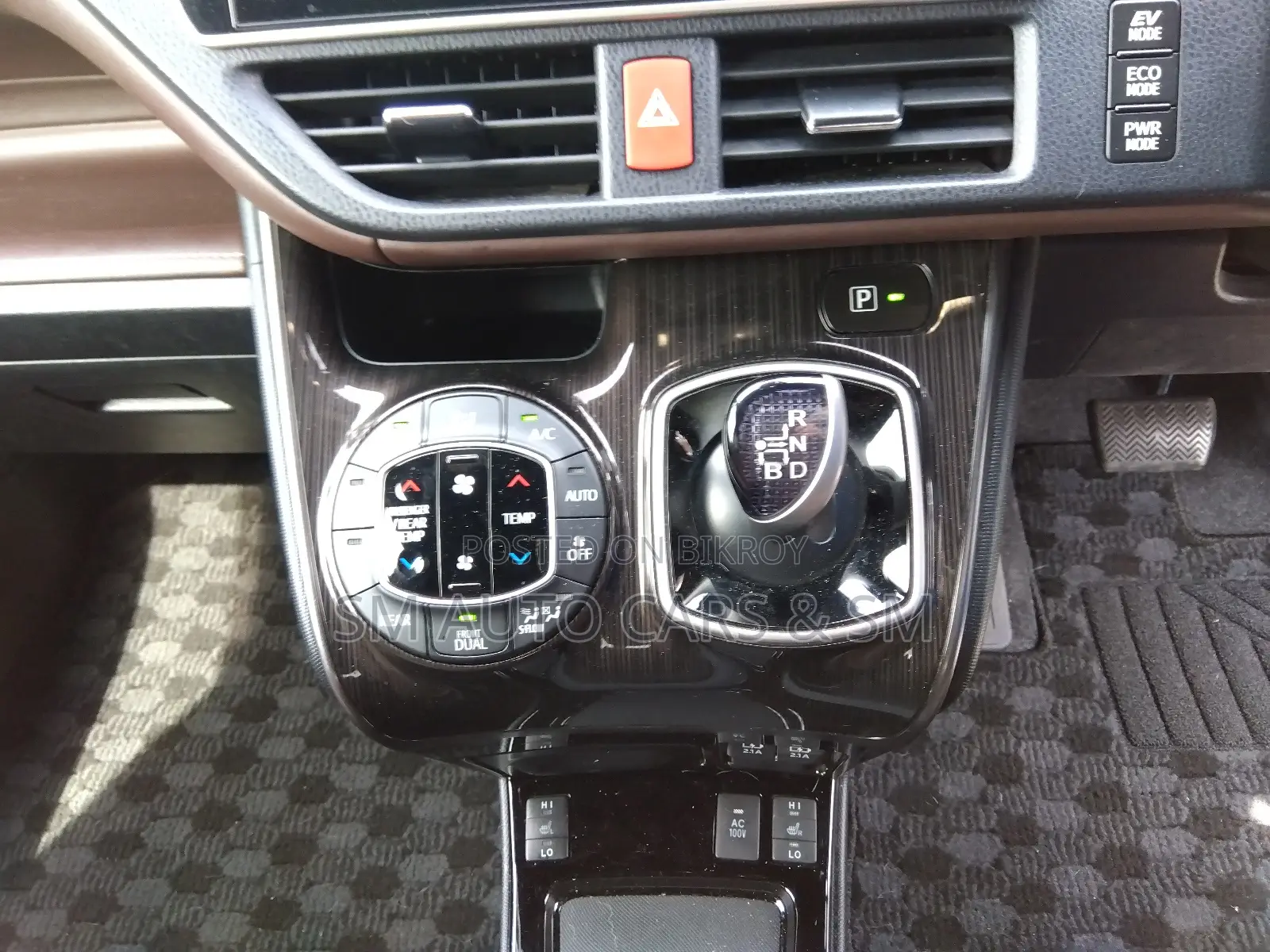 Toyota Esquire 1.8 FWD Hybrid (7 seater) 2020 Pearl