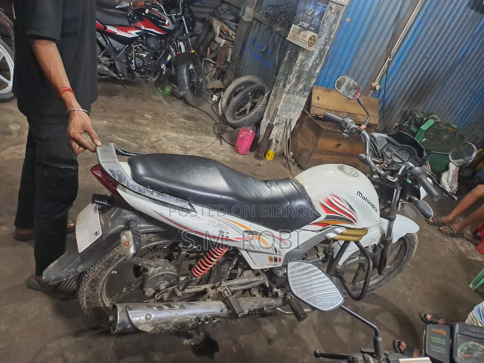 Mahindra Gusto 125 2016 White