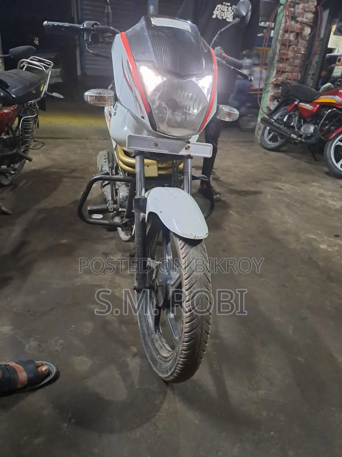 Mahindra Gusto 125 2016 White