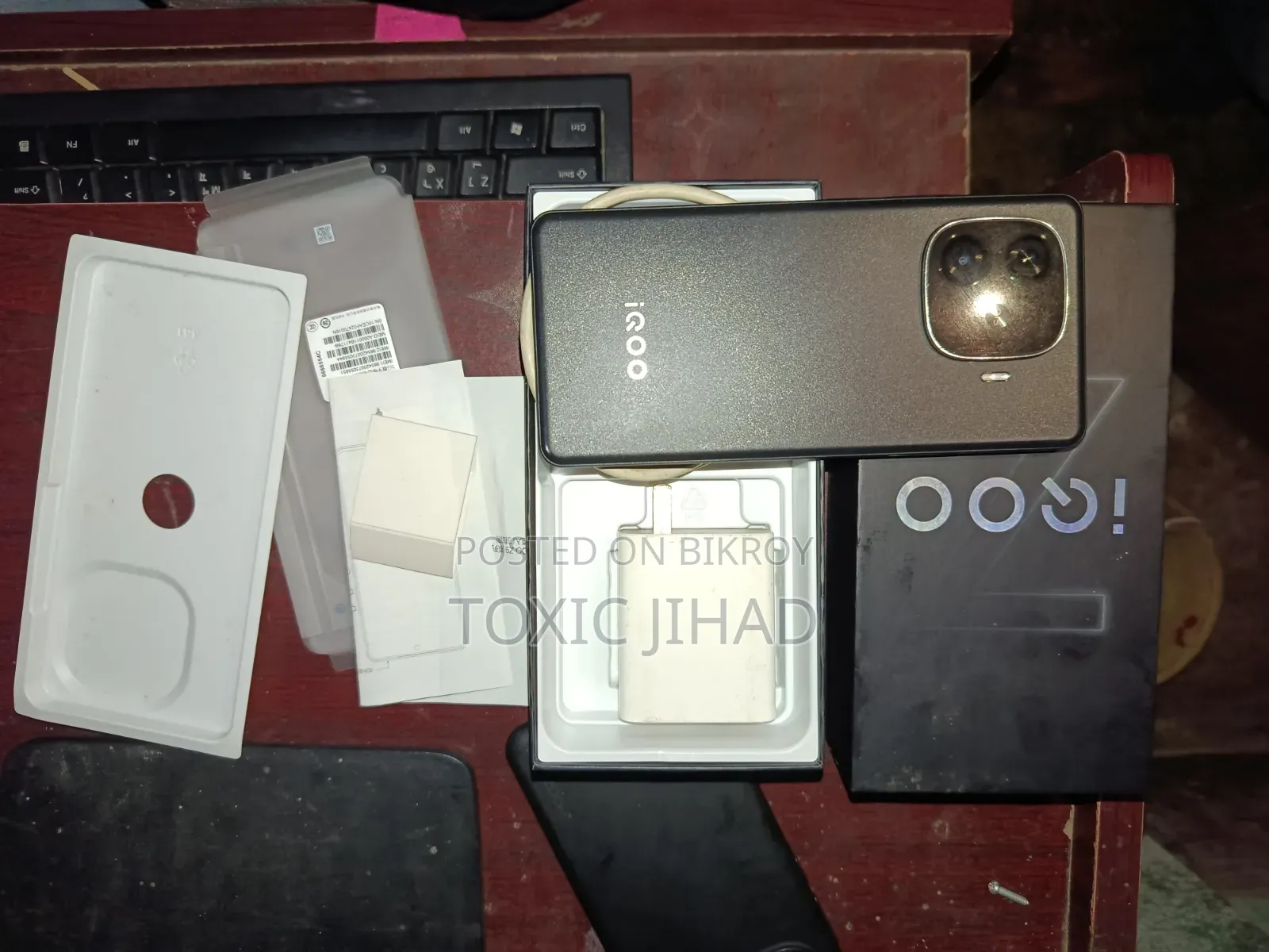 আইকিউওও ২৫৬ জিবি ব্ল্যাক