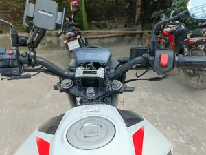 Hero Thriller 160R 2021 White
