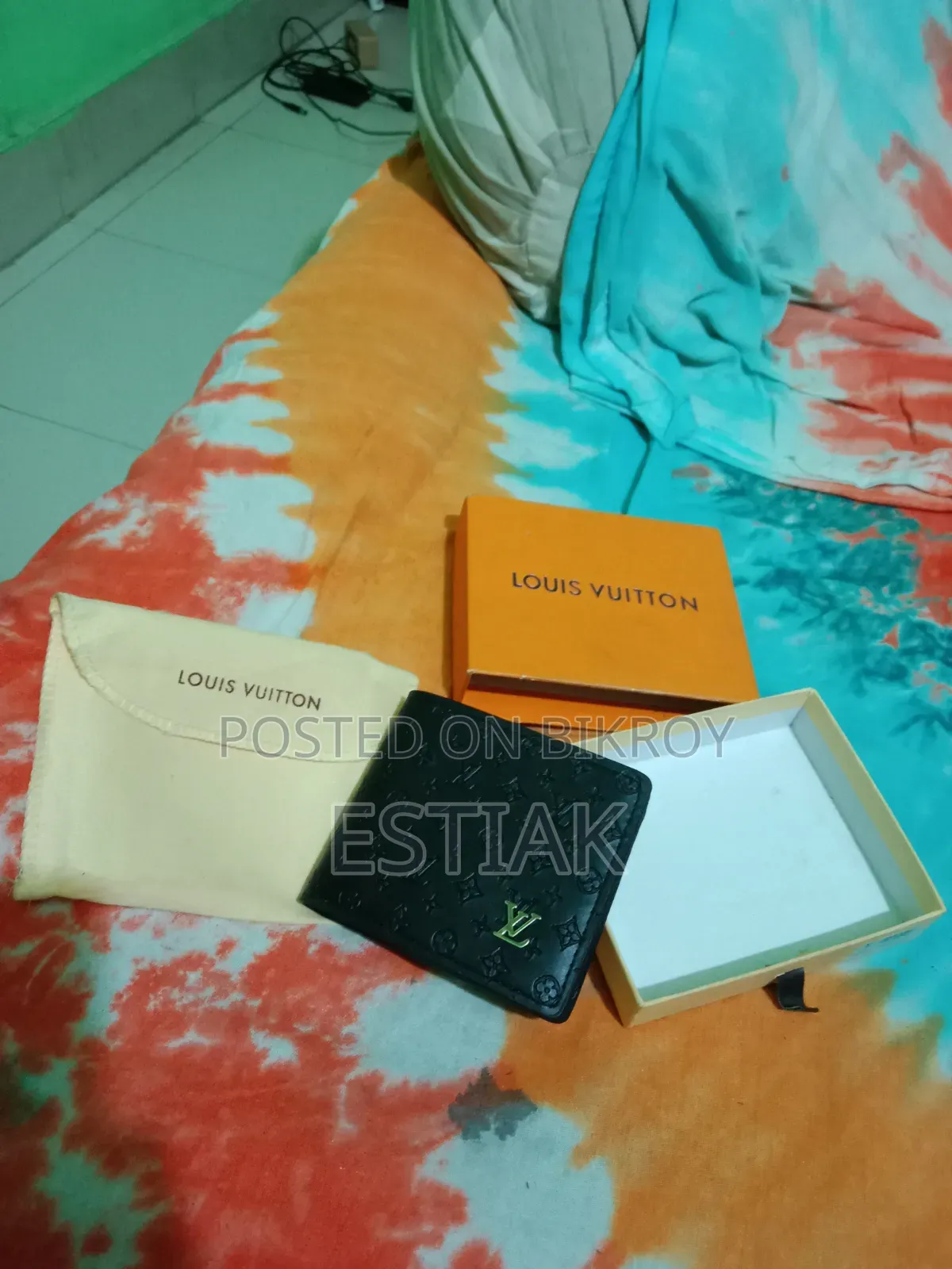 Louis Vuitton. >wallet