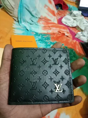 Louis Vuitton. >wallet