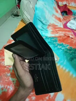 Louis Vuitton. >wallet