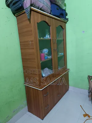 শোকেস আলমারি