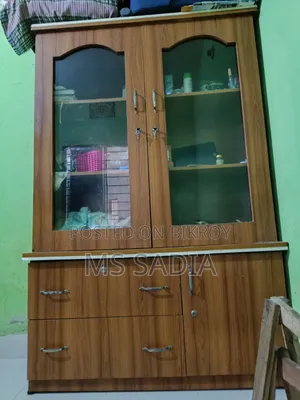 শোকেস আলমারি