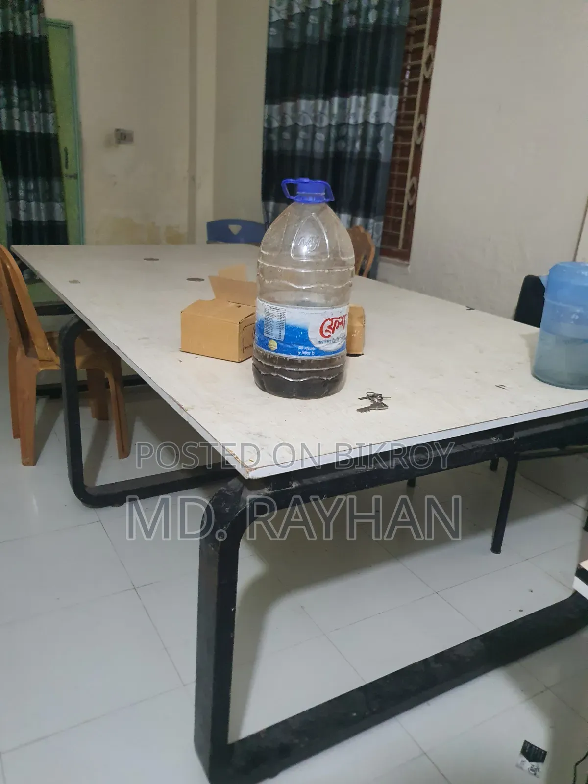 বড় সাইজের একটি টেবিল