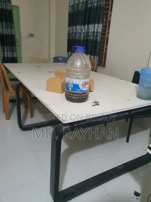 বড় সাইজের একটি টেবিল