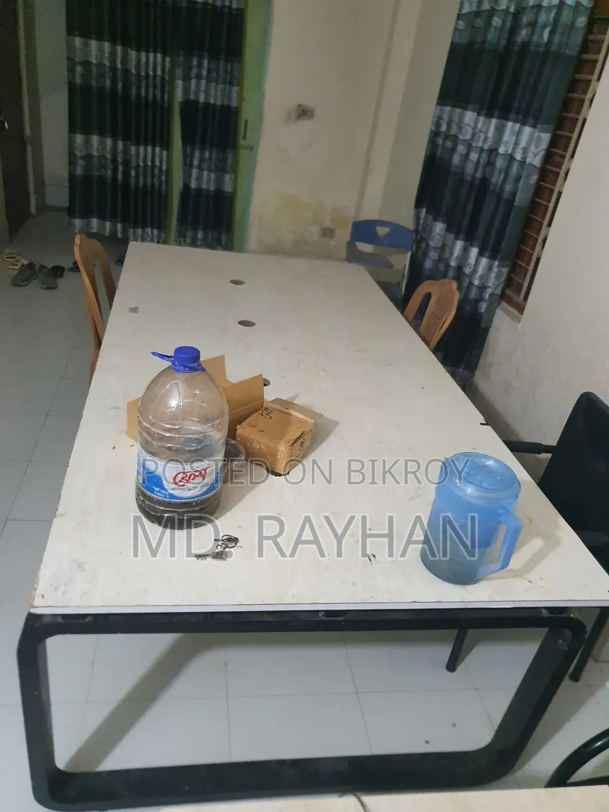 বড় সাইজের একটি টেবিল