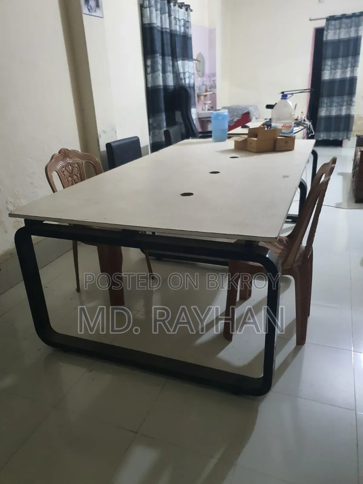 বড় সাইজের একটি টেবিল