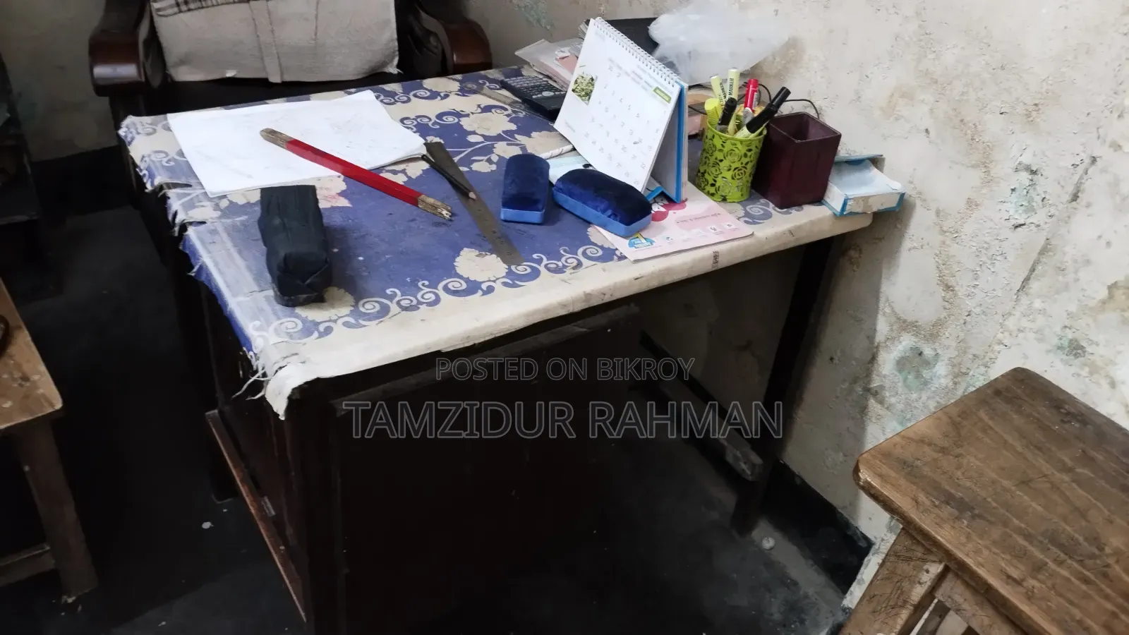 কাঠের শক্ত টেবিল বিক্রি হবে আর্জেন্ট