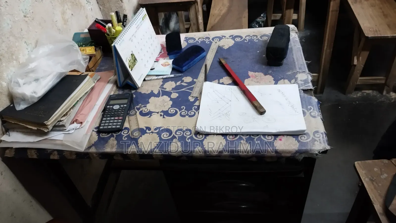 কাঠের শক্ত টেবিল বিক্রি হবে আর্জেন্ট