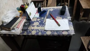 কাঠের শক্ত টেবিল বিক্রি হবে আর্জেন্ট