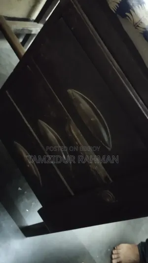 কাঠের শক্ত টেবিল বিক্রি হবে আর্জেন্ট