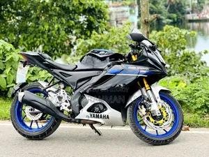 Yamaha R15M 2023 Silver