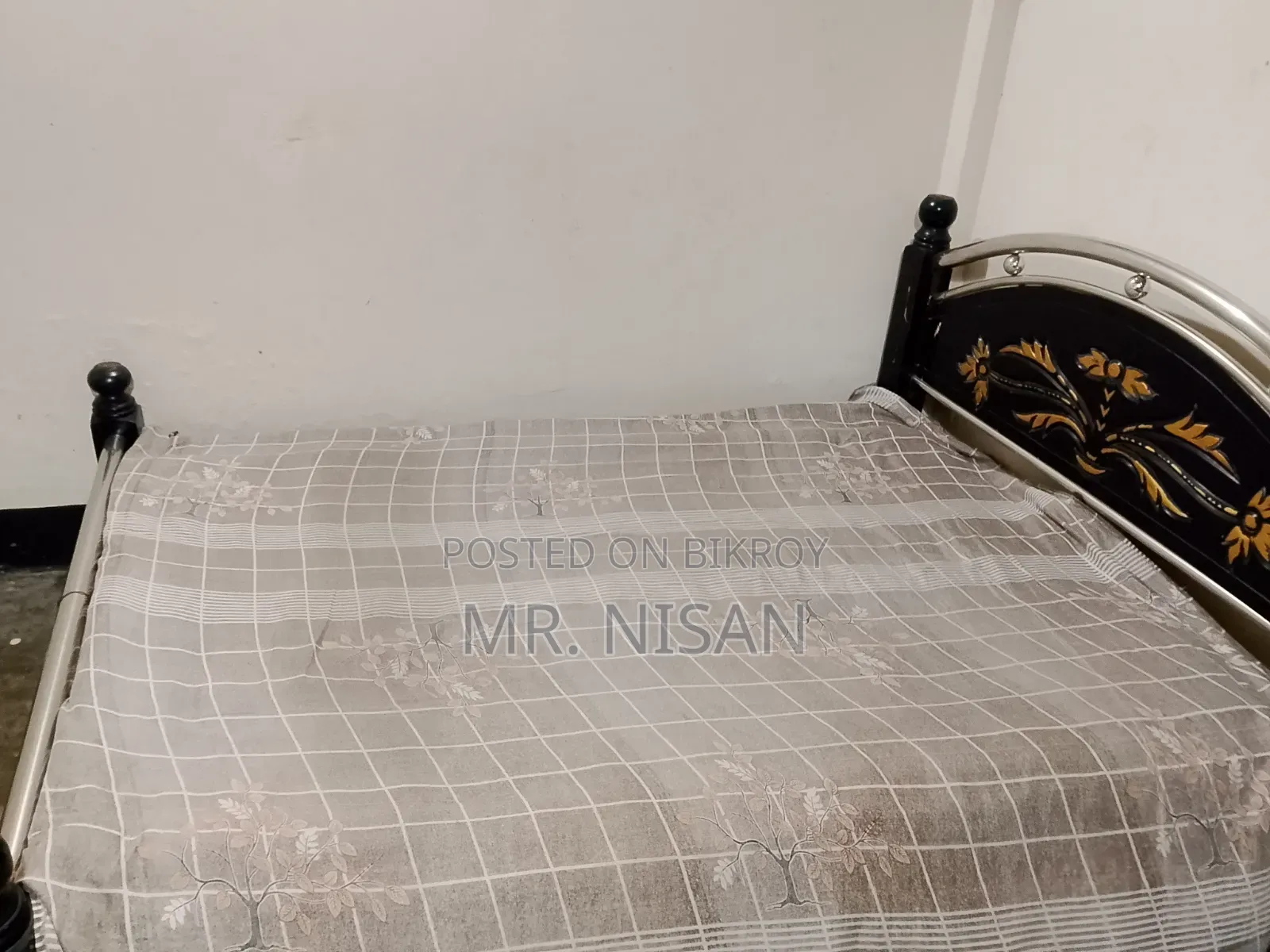 একটি ব্যবহৃত উড অ্যান্ড স্টিল খাট বিক্রয় হবে