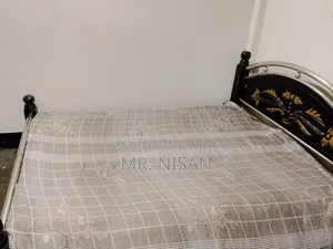 একটি ব্যবহৃত উড অ্যান্ড স্টিল খাট বিক্রয় হবে