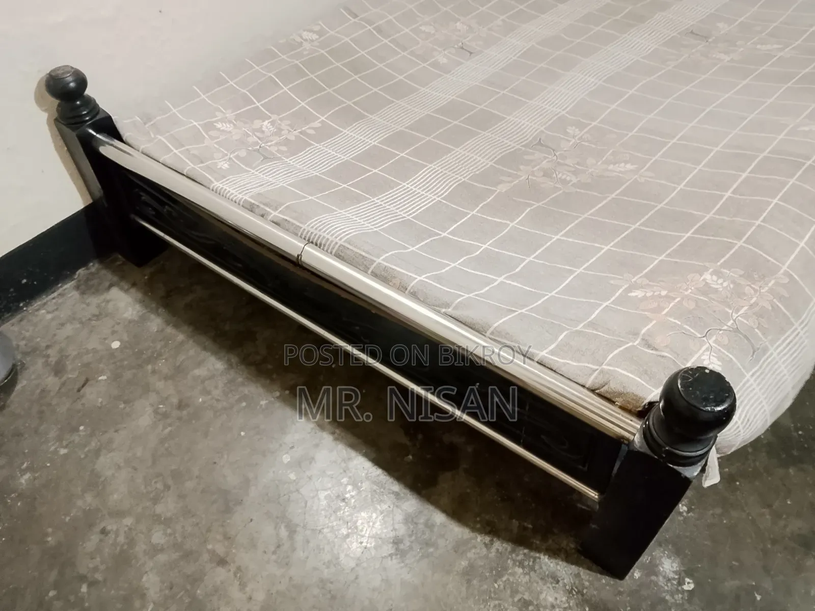 একটি ব্যবহৃত উড অ্যান্ড স্টিল খাট বিক্রয় হবে