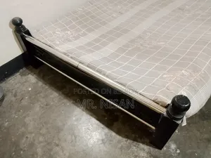 একটি ব্যবহৃত উড অ্যান্ড স্টিল খাট বিক্রয় হবে