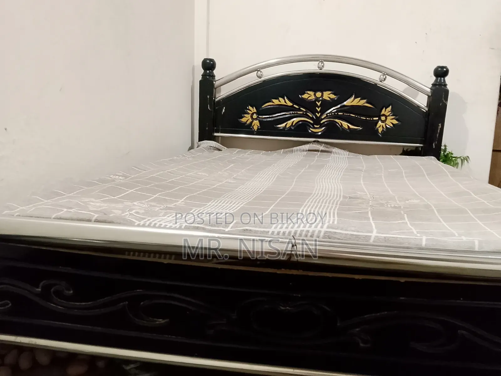 একটি ব্যবহৃত উড অ্যান্ড স্টিল খাট বিক্রয় হবে