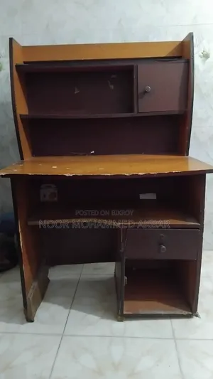 কমলাপুর স্টেডিয়ামের পিছনে, পুরাতন রিডিং টেবিল বিক্রি করব