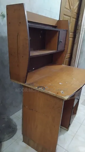 কমলাপুর স্টেডিয়ামের পিছনে, পুরাতন রিডিং টেবিল বিক্রি করব