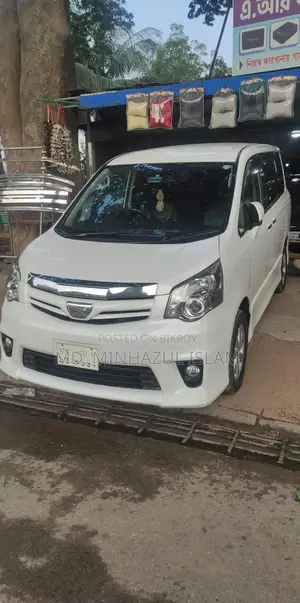 Toyota Noah 2.0 143hp AWD (8 Seater) 2011 Pearl