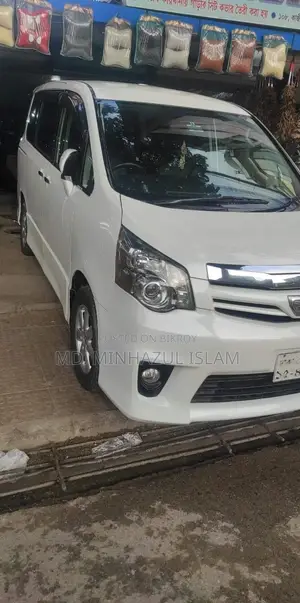 Toyota Noah 2.0 143hp AWD (8 Seater) 2011 Pearl