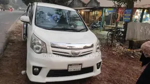 Toyota Noah 2.0 143hp AWD (8 Seater) 2011 Pearl