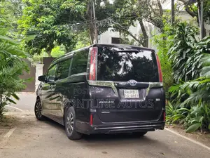 Toyota Esquire 2017 Purple