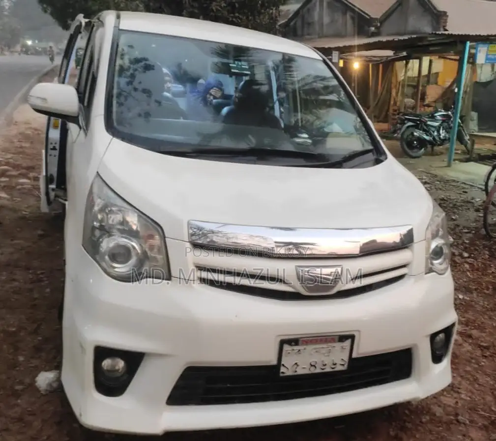 Toyota Noah 2.0 143hp AWD (8 Seater) 2011 Pearl