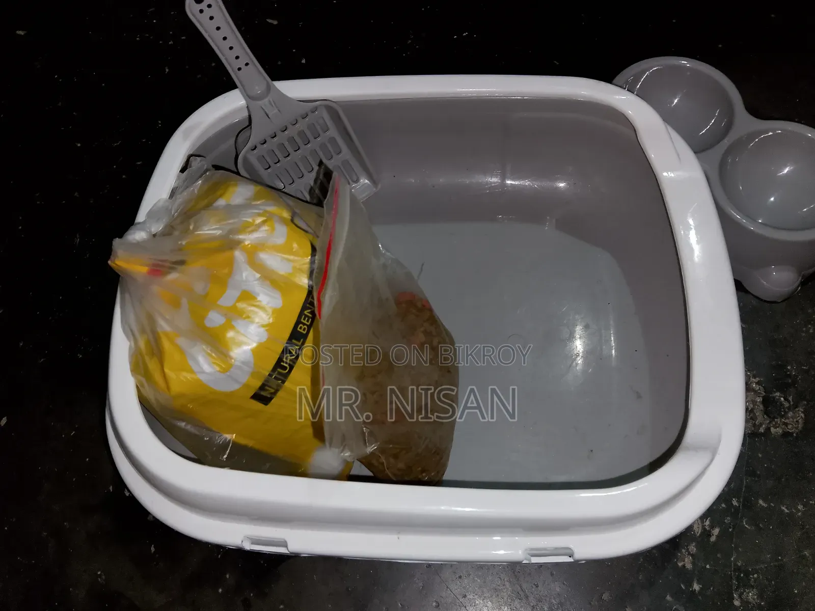 বিড়ালের লিটার বক্স, স্কুপ, খাবার ও বাটি বিক্রয় হবে
