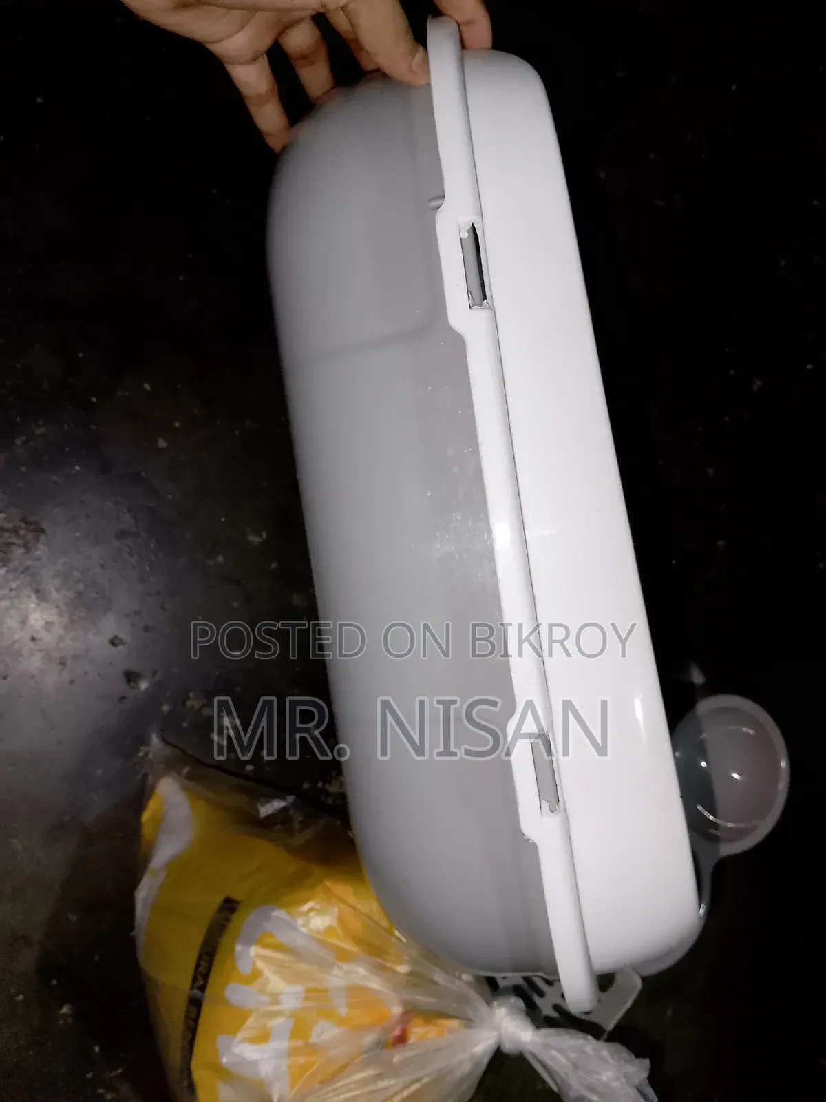 বিড়ালের লিটার বক্স, স্কুপ, খাবার ও বাটি বিক্রয় হবে