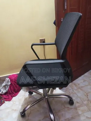 একটি চেয়ার বিক্রয় হইবে। একদম নতুন শুধু প্লাসটিক রেপার খোলা হইছে।