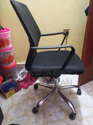 একটি চেয়ার বিক্রয় হইবে। একদম নতুন শুধু প্লাসটিক রেপার খোলা হইছে।