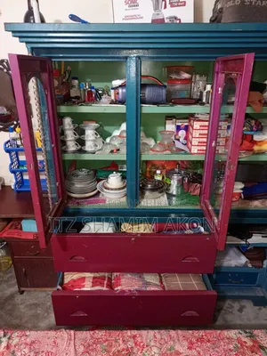 স্টিলের আলমারি ও শোকেসে