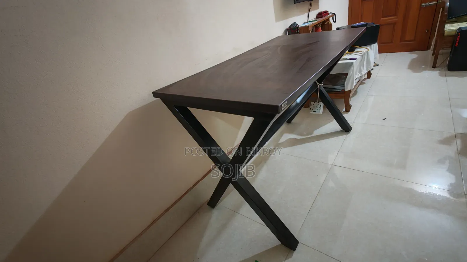 কম্পিউটার ওর ছোট ডাইনিং টেবিল