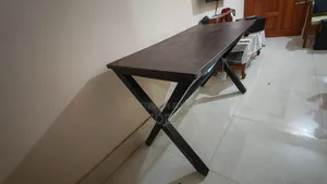 কম্পিউটার ওর ছোট ডাইনিং টেবিল