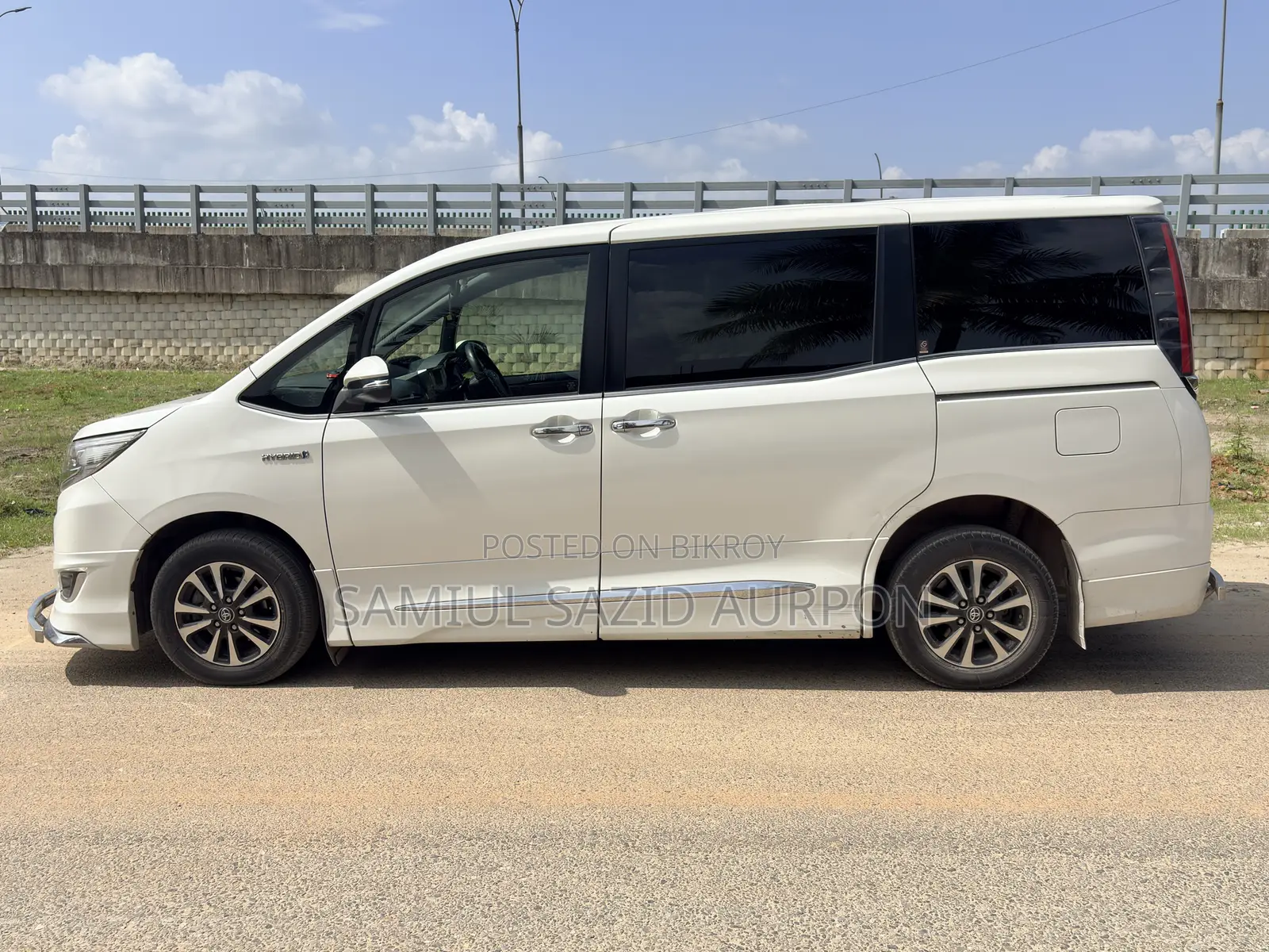 Toyota Esquire 1.8 FWD Hybrid (7 seater) 2017 Pearl