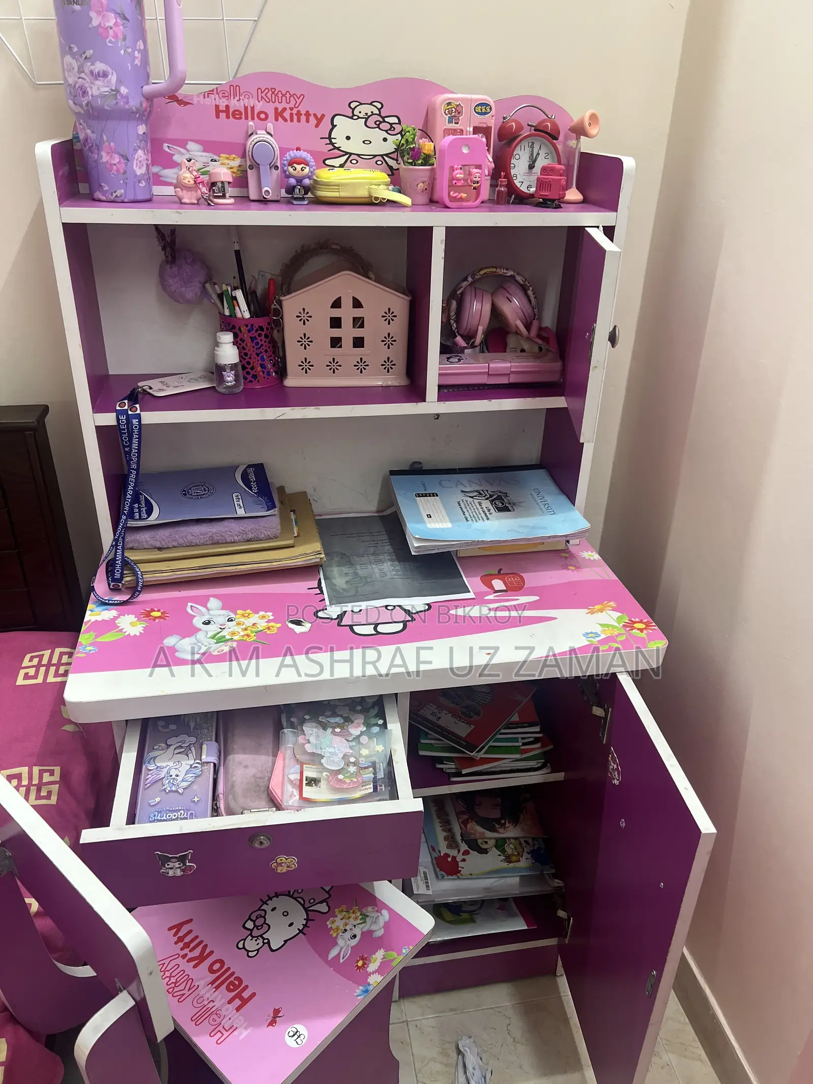 Reading Table ( Hello Kitty)