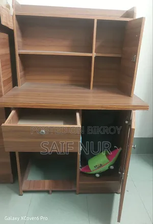 পড়ার টেবিল