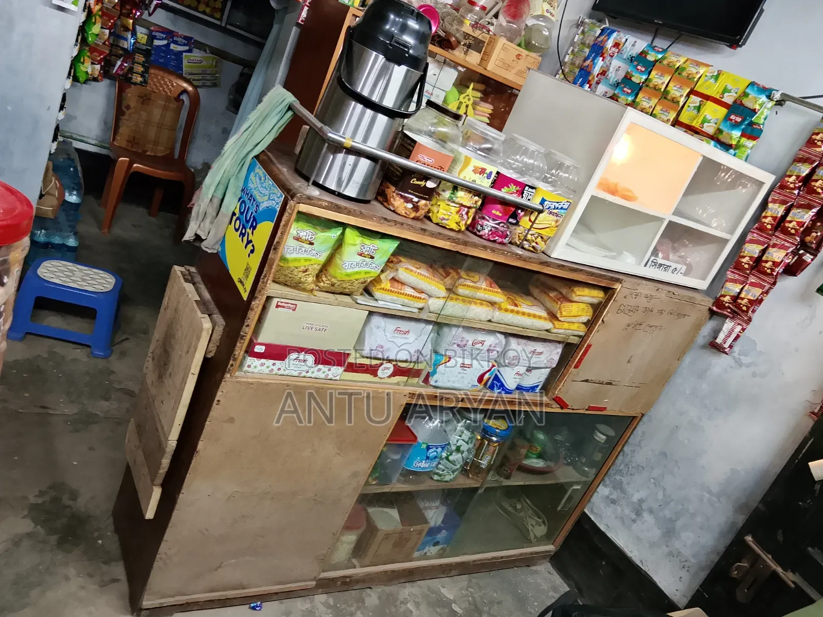 জরুরি ভিত্তিতে ভালো মানের কাঠের দোকানের ডিসপ্লে রেক/শোকেস বিক্রি হবে